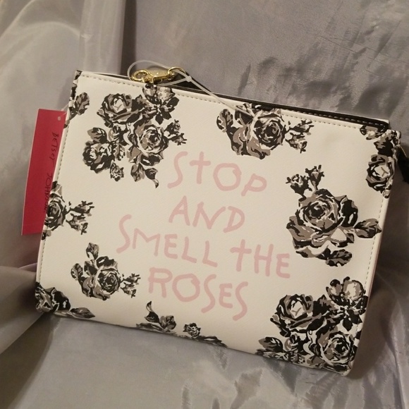 Betsey Johnson smell the roses Cosmo bag ⭐ - Picture 1 of 6